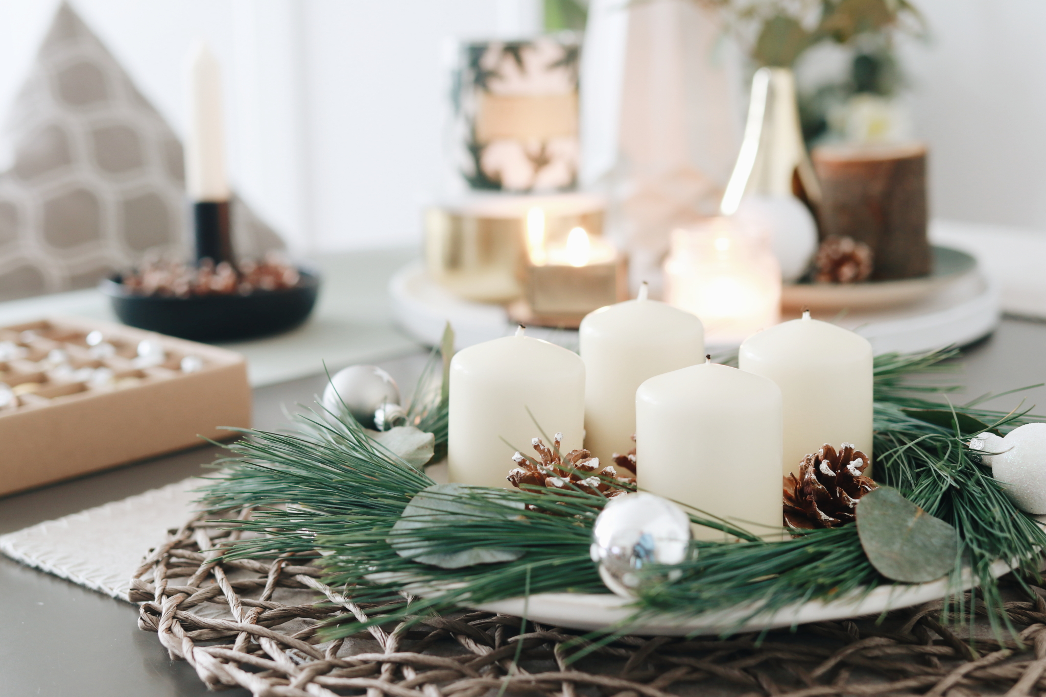 DIY moderner Adventskranz mit Eukalyptus und Kiefer - Scandi Style