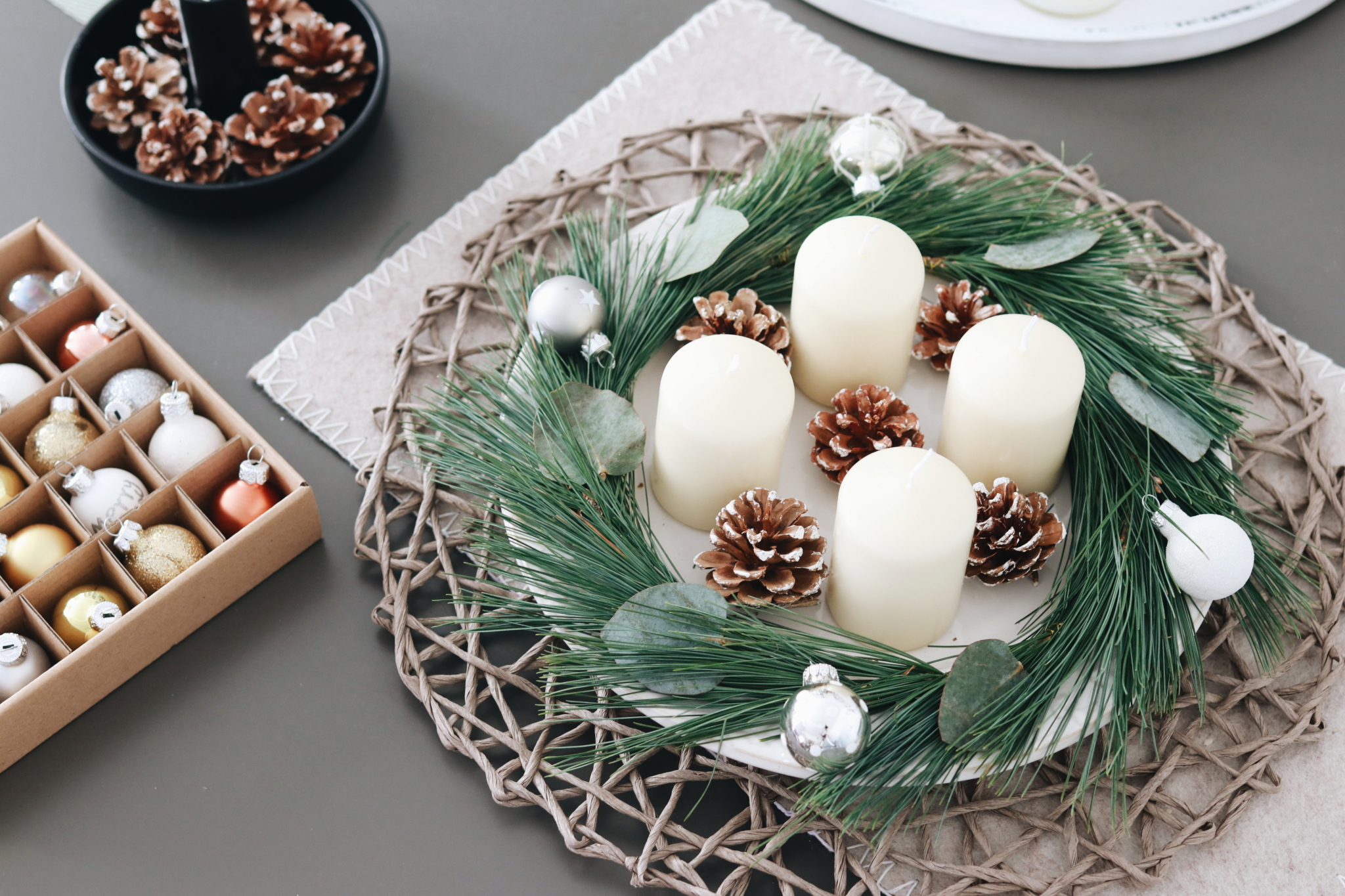 DIY moderner Adventskranz mit Eukalyptus und Kiefer im Scandi Style