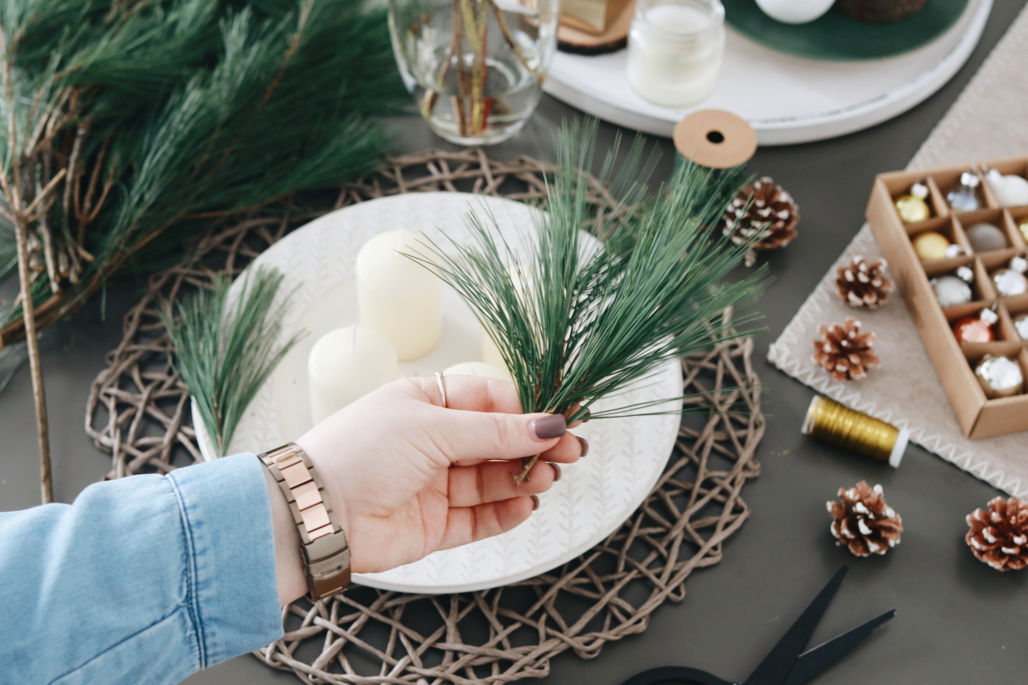 Bastelschritt 1: Kiefernzweige in kleine Stücke schneiden, um einen DIY Adventskranz mit Eukalyptus und Kiefernzweigen zu basteln