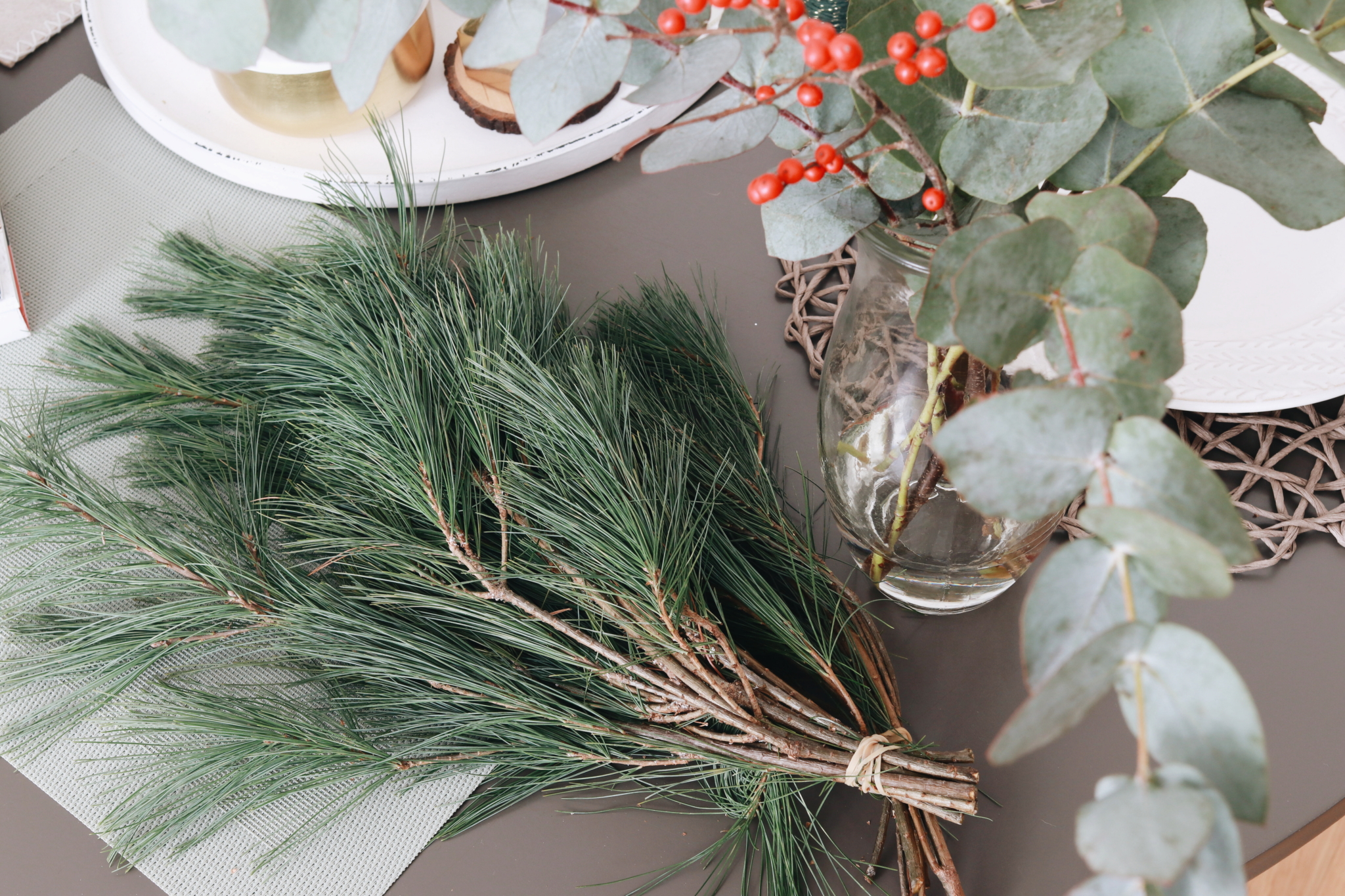 Kiefernzweige und Eukalyptus für einen DIY Adventskalender im Skandinavischen Design