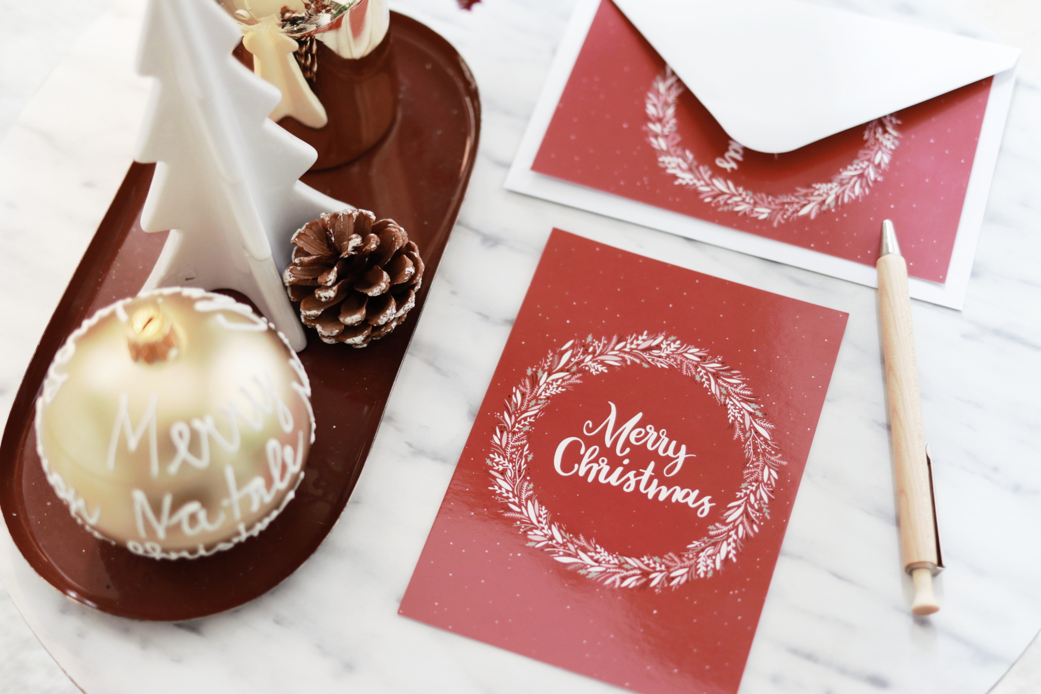 Echte Weihnachtskarten schreiben & verschicken: Lies hier 5 gute Gründe, warum du noch heute eine echte Weihnachtskarte versenden solltest.