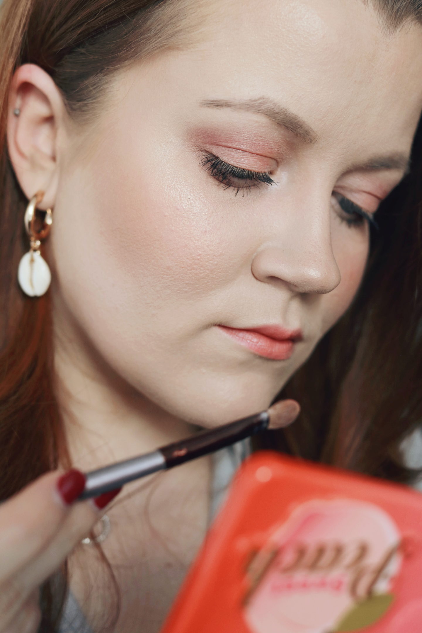 Trendfarbe "living coral": Make-up Look für Rothaarige - Nahaufnahme Gesicht