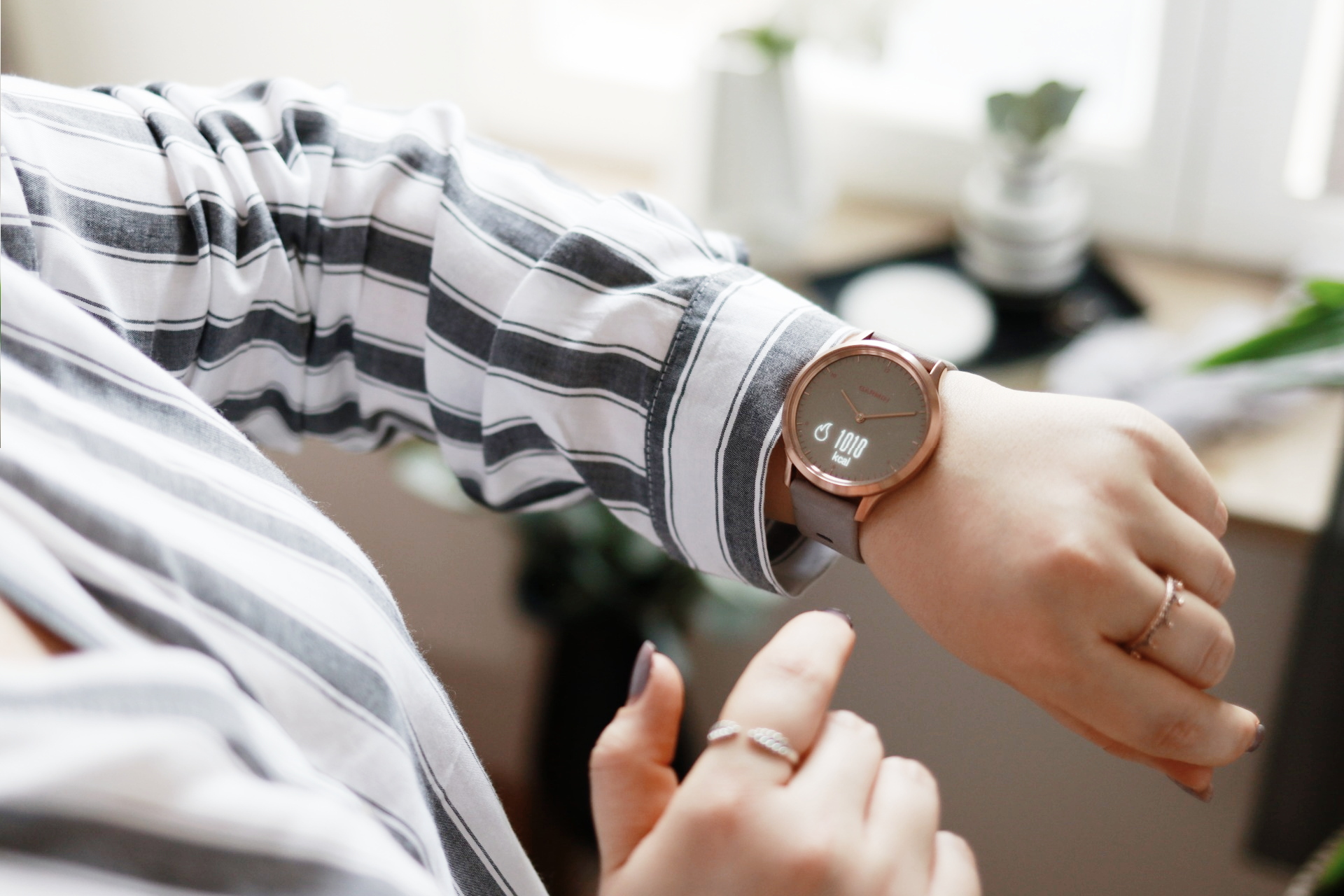 Die Garmin vivomove® HR Premium Damenuhr als smarter Alltagsbegleiter. Lest hier einen Erfahrungsbericht und wie die Uhr den Alltag stressfreier gestaltet.