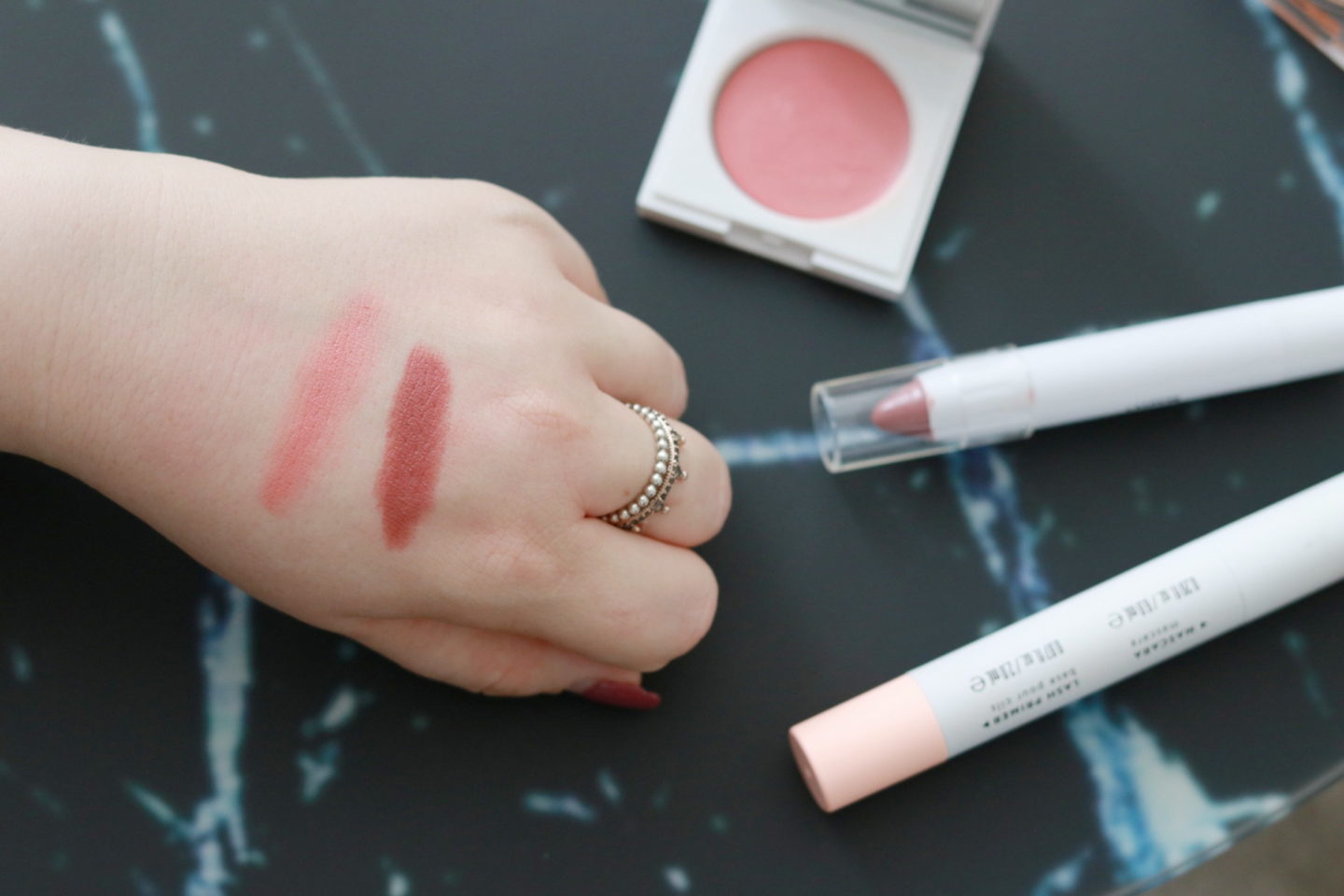 Swatch: Der Creme-Blush "Crème Cheek Blush Rouge" und Lip Crayon von Honest Beauty®