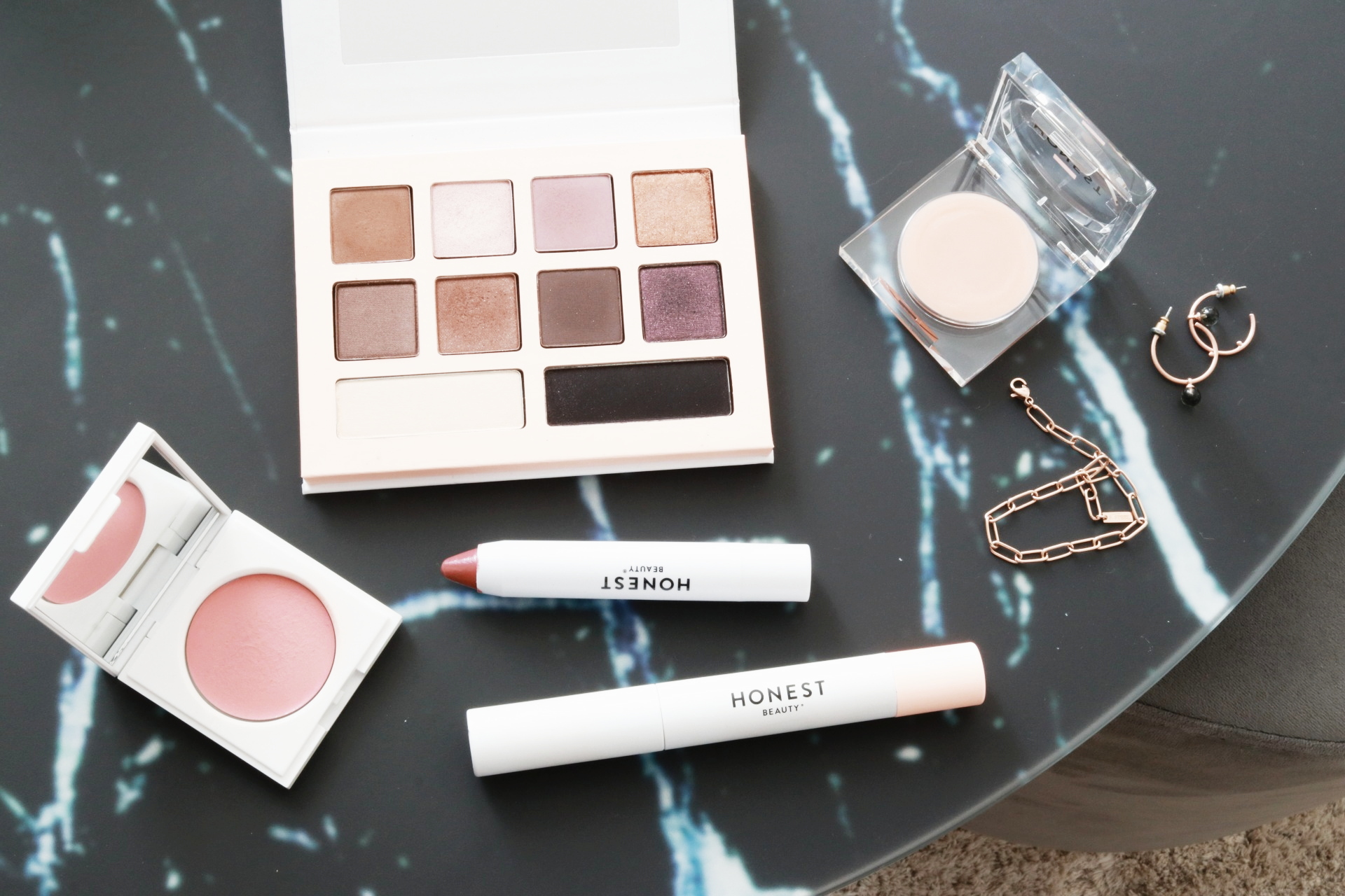 Honest Beauty im Test: Lest hier alles über die Make-up Produkte von Honest Beauty by Jessica Alba und wo man sie kaufen kann.
