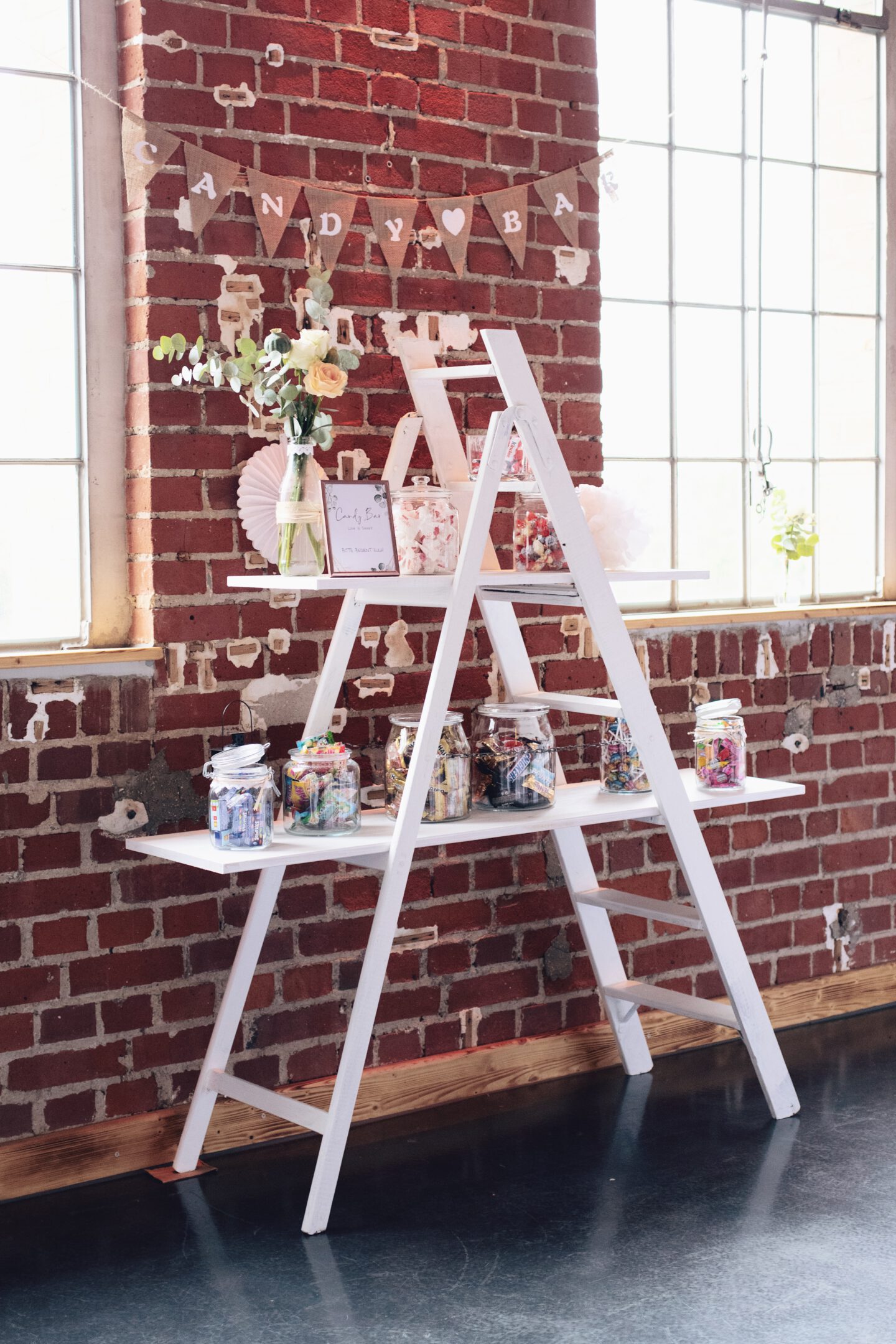 DIY Boho-Hochzeit: DIY Candybar mit weißer Holzleiter