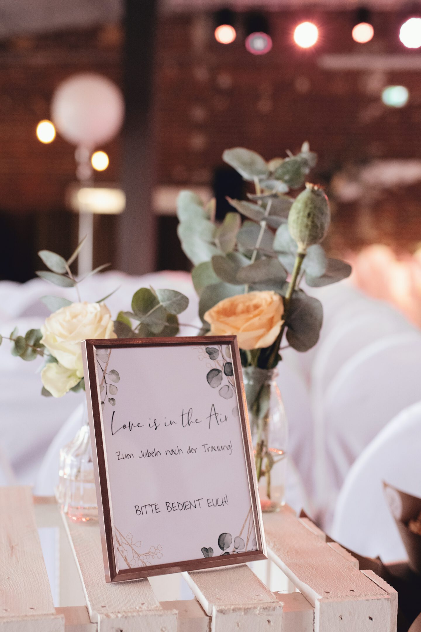 DIY Boho-Hochzeit: Schild für Streublumen "love is in the air"