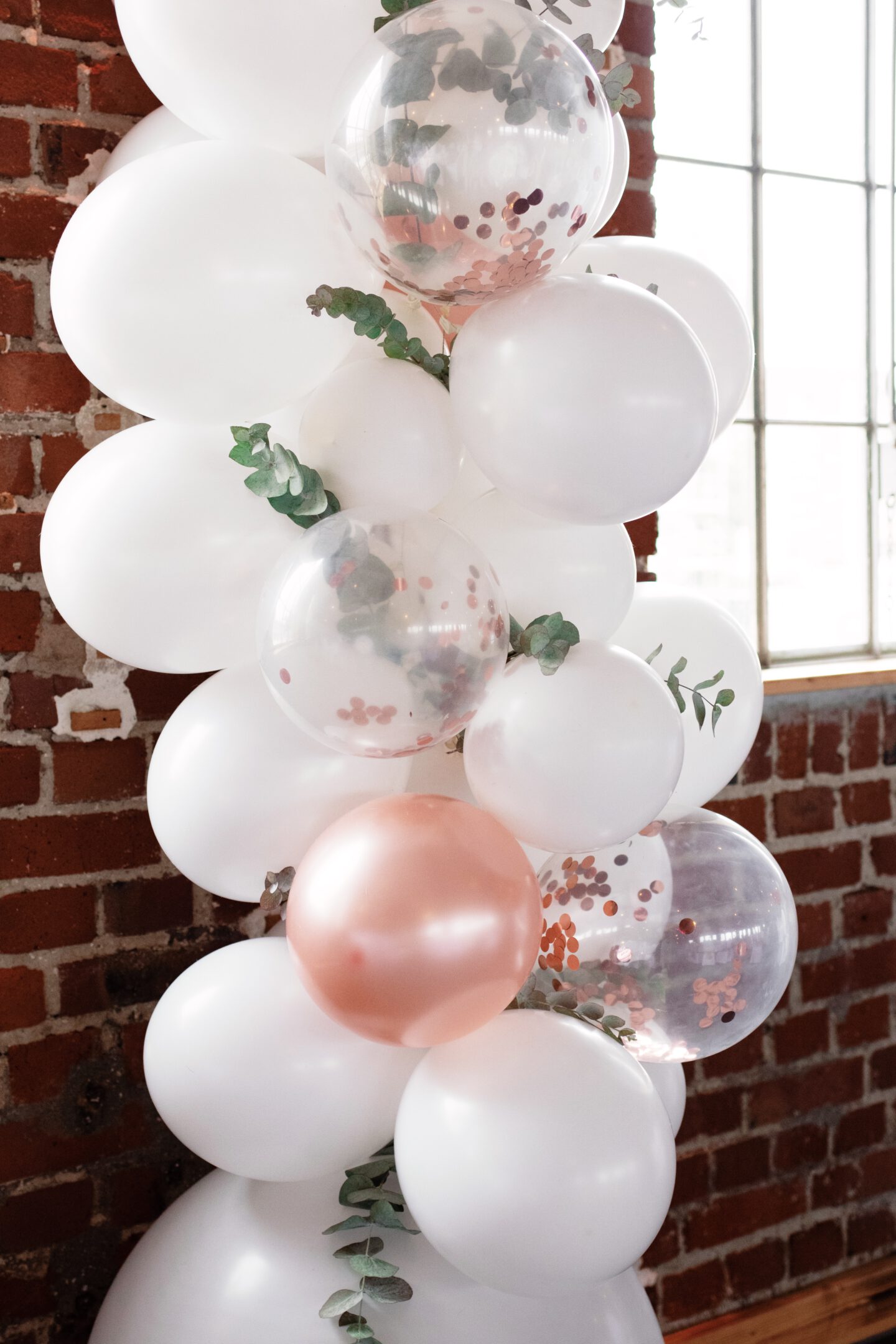 DIY Boho-Hochzeit: DIY Ballongirlande mit Eukalyptus