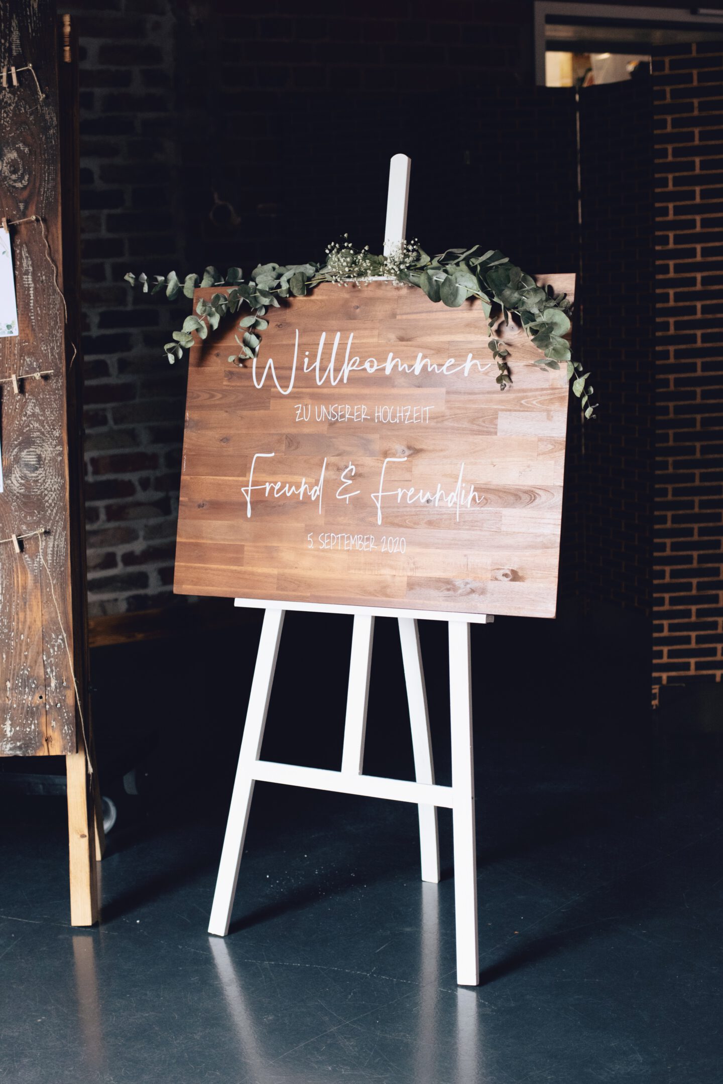 DIY Boho-Hochzeit: Willkommenschild aus Holz mit weißer Schrift