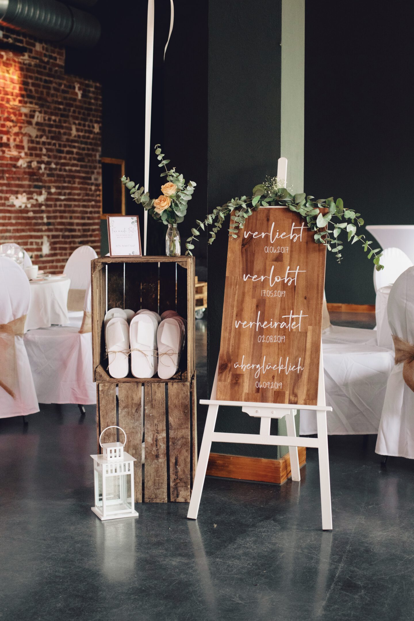 DIY Boho-Hochzeit mit Industrie Flair in Leipzig: Verliebt, verlobt, verheiratet Schild