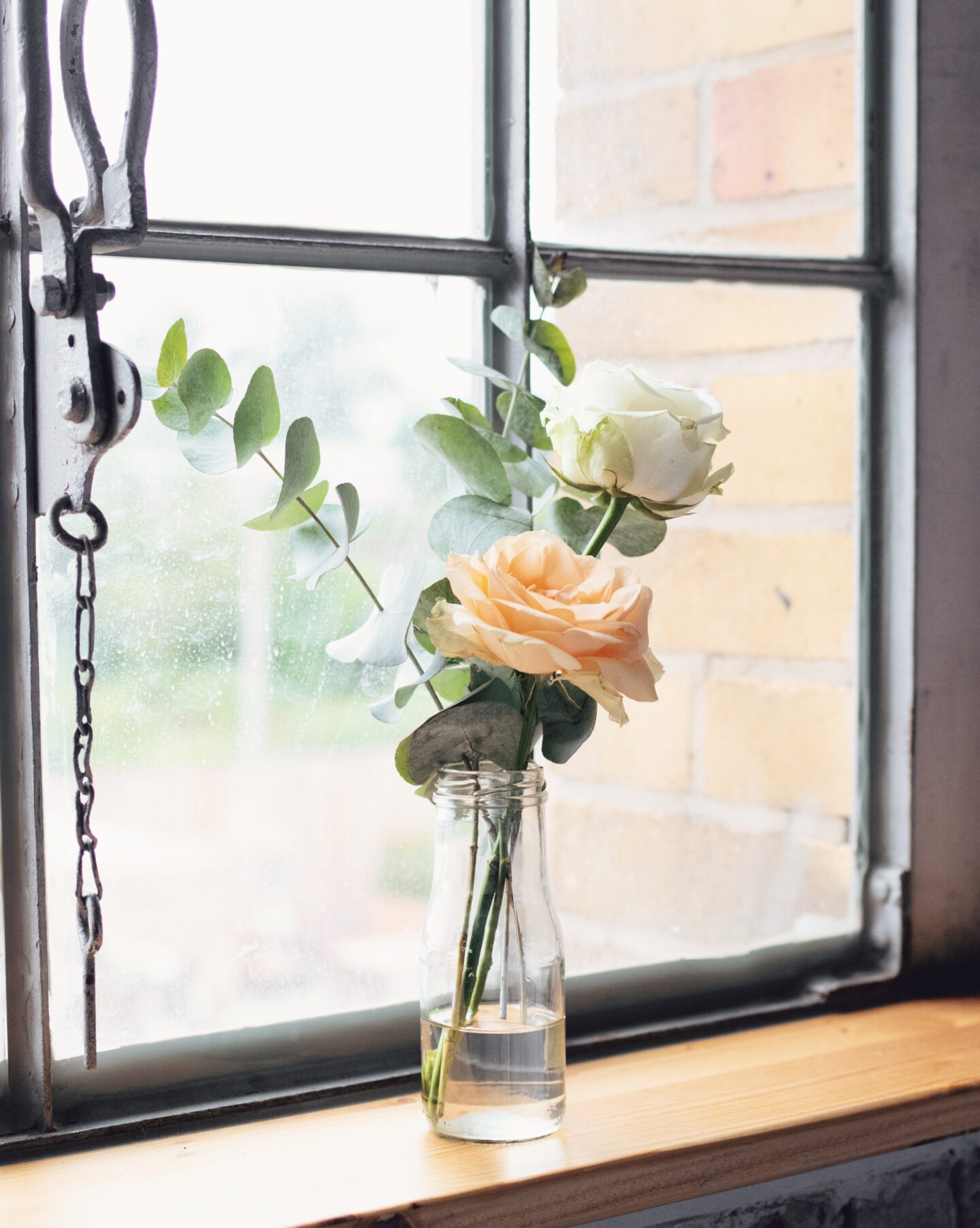 DIY Boho-Hochzeit: Deko mit kleinen Vasen, Rosen und Eukalyptus