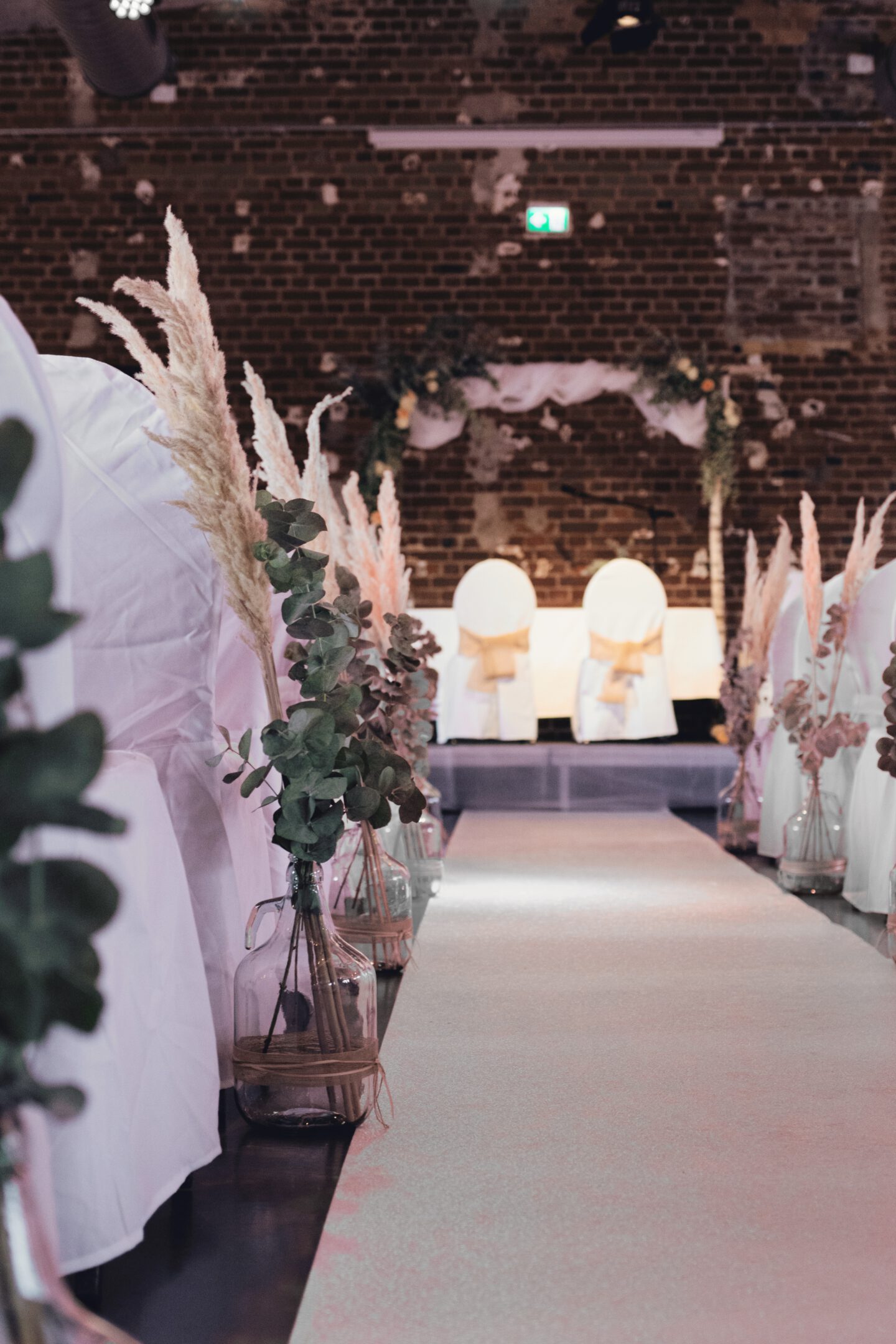 DIY Boho-Hochzeit: Traugang mit Weinballons, Eukalyptus und Pampasgras