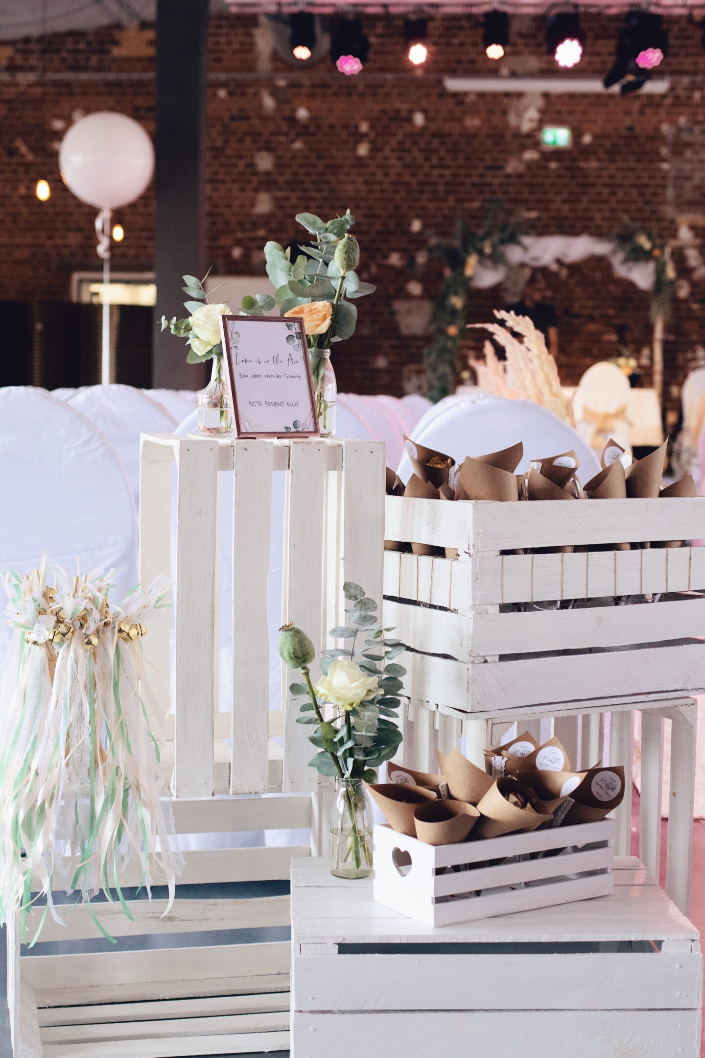 DIY Boho-Hochzeit: Zubehör für die Trauung - Wedding Wands, Streublumen, Seifenblasen auf Holzkisten