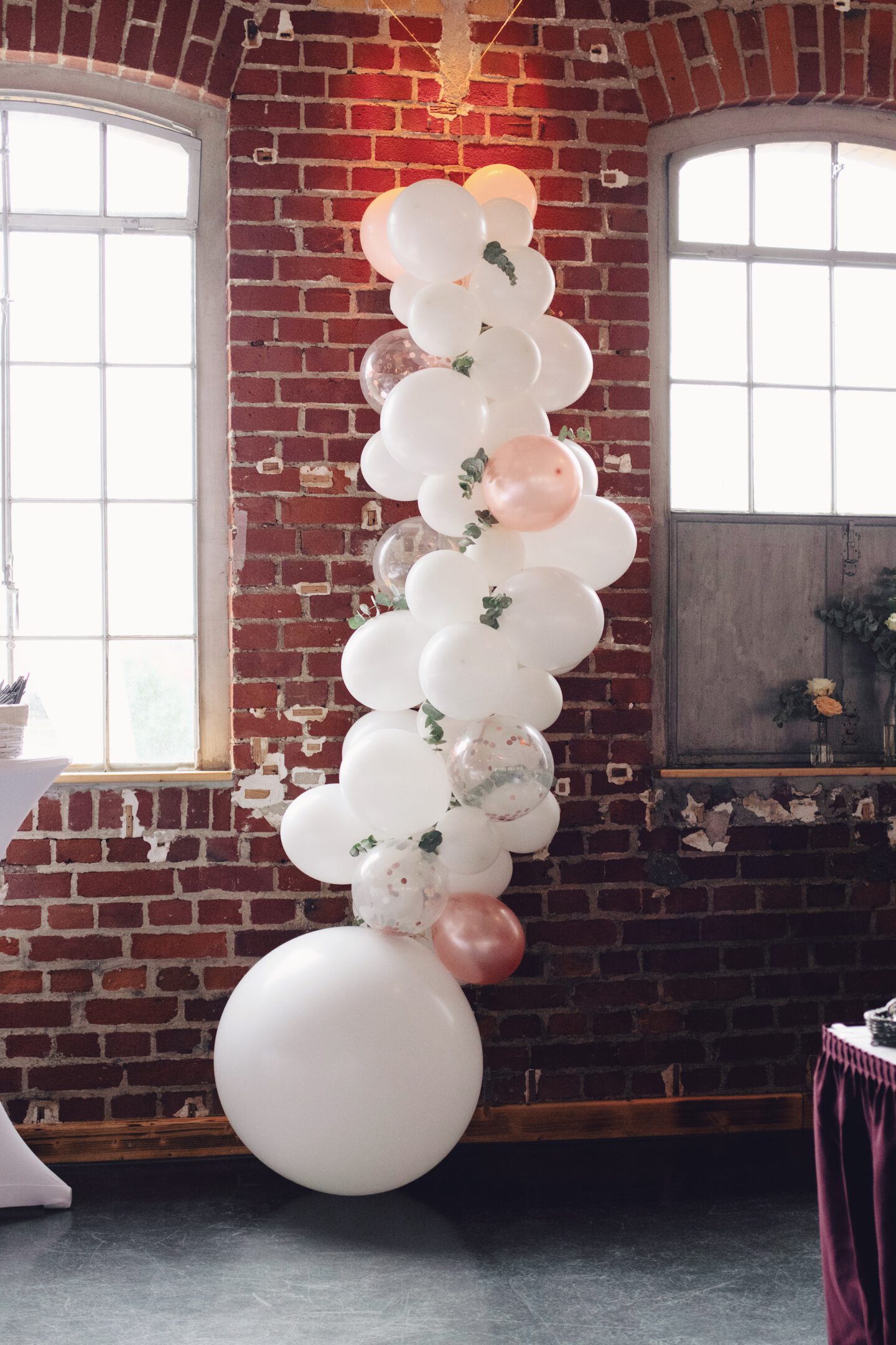 DIY Boho-Hochzeit: DDIY Ballongirlande mit Eukalyptus