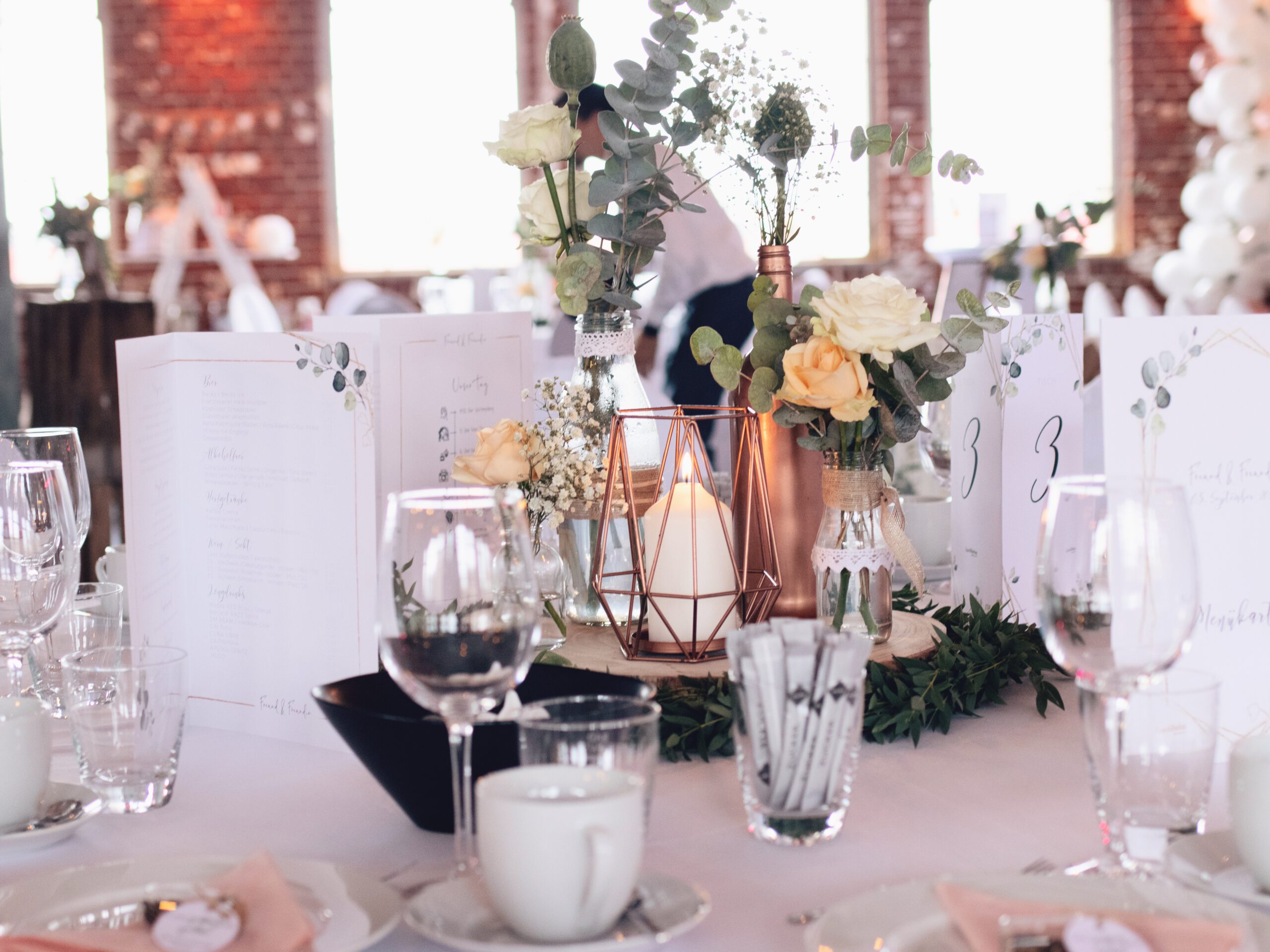 DIY Boho-Hochzeit: Tischdekoration mit Holzscheiben, kleinen Vasen, Kupferkerze und Eukalyptus