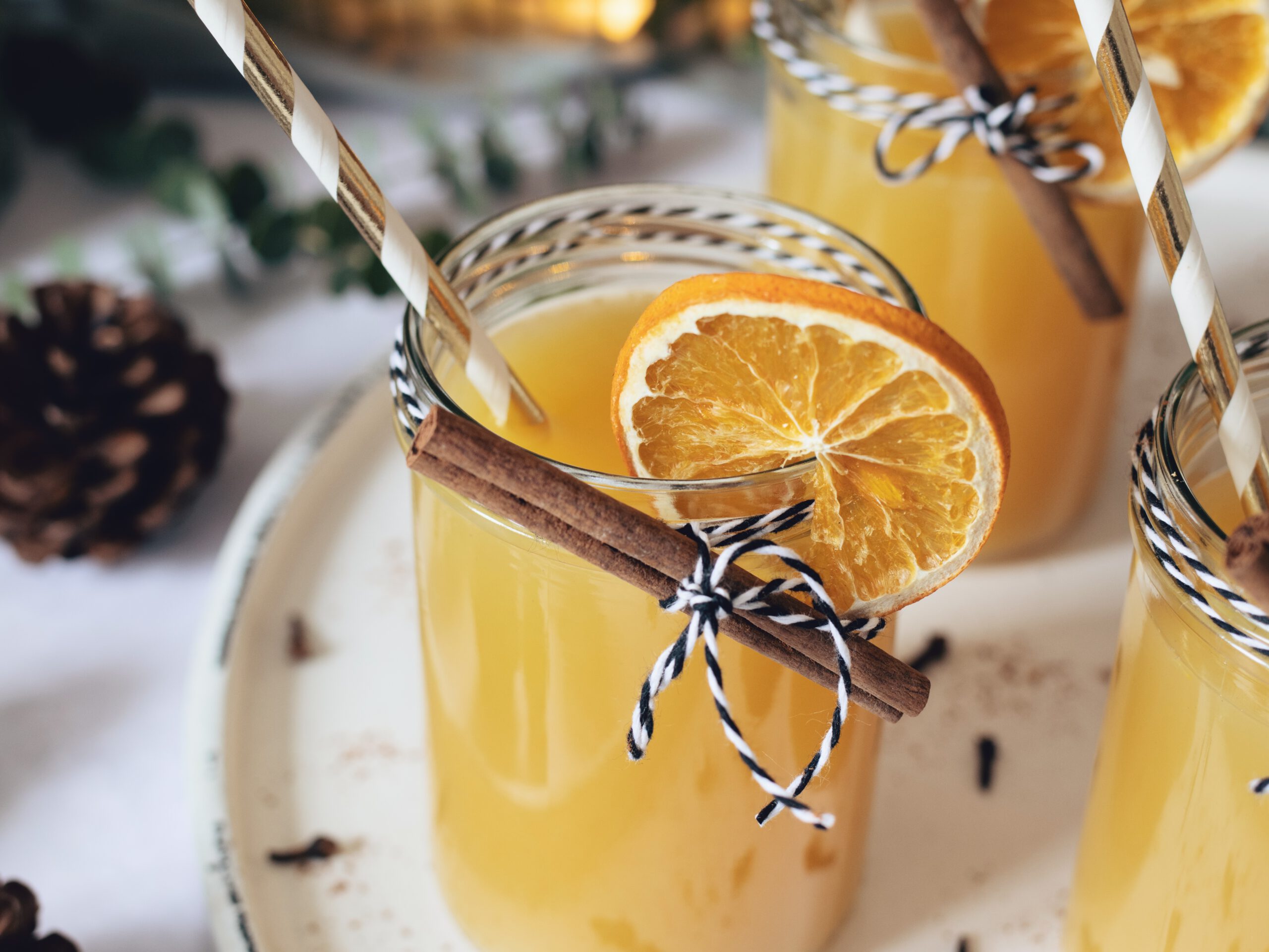 Warmer Apfelpunsch mit Orangensaft und Zimt