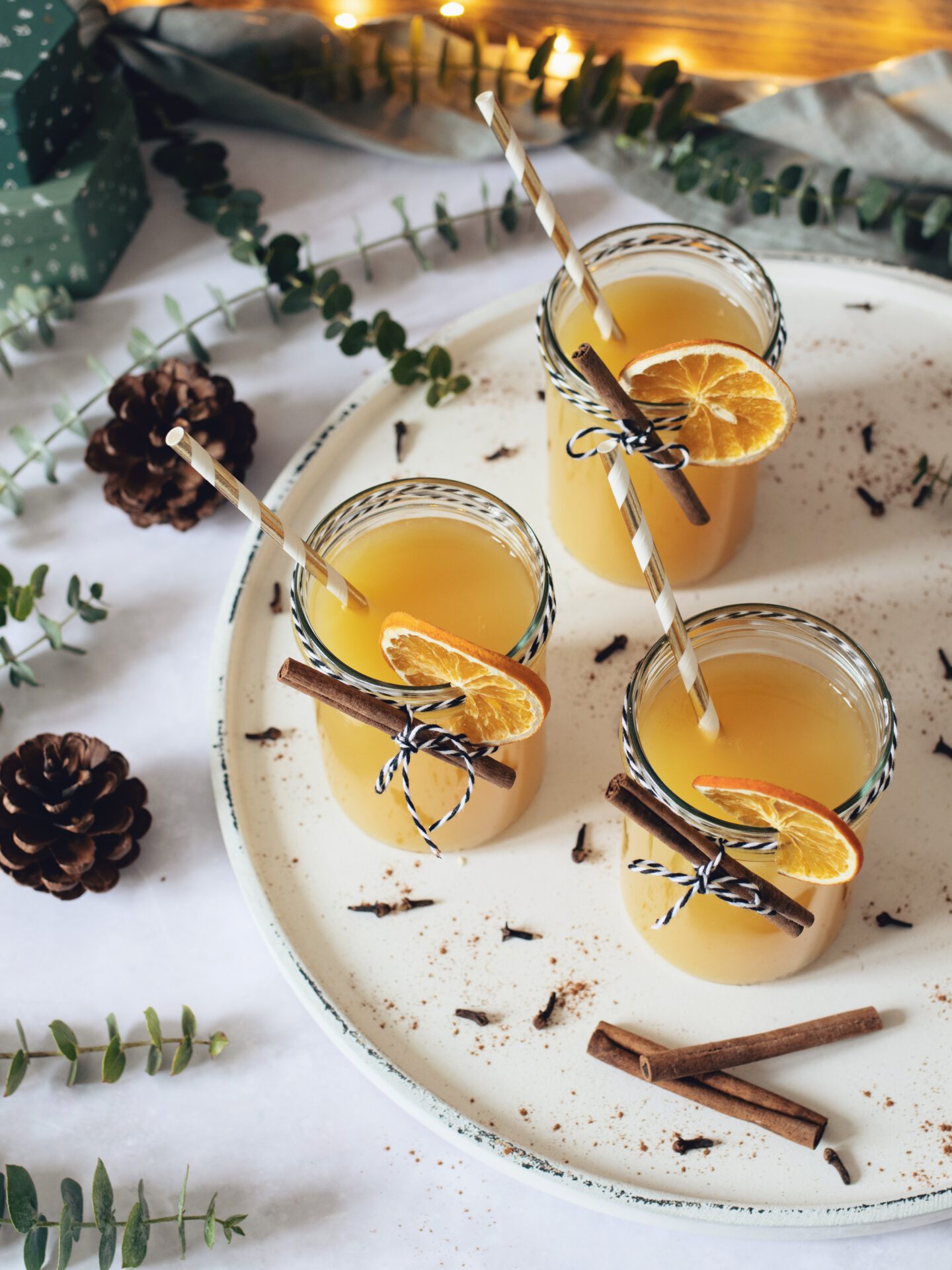 Warmer Apfelpunsch mit Orangensaft und Zimt