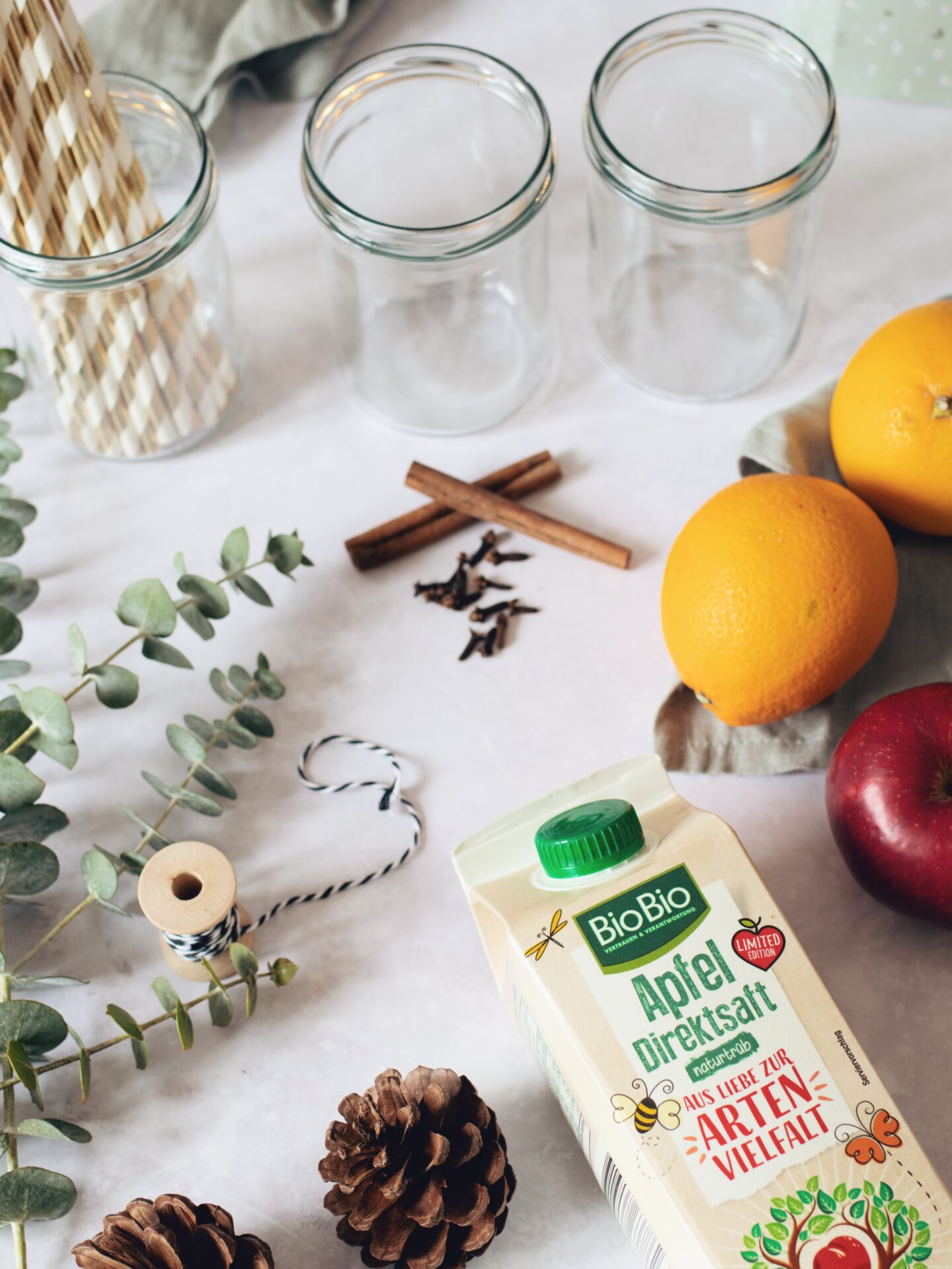 Warmer Apfelpunsch mit Orangensaft und Zimt