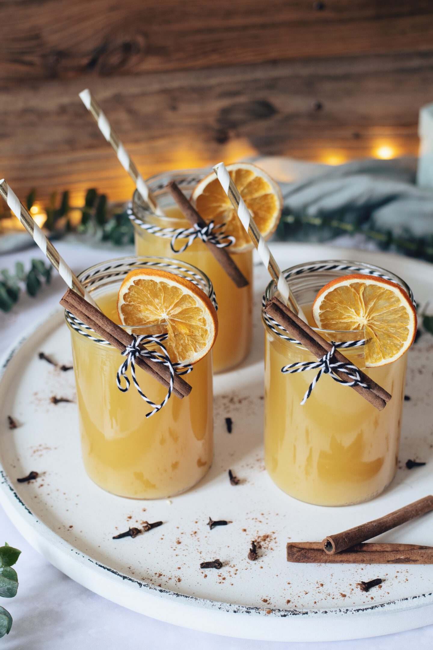 Warmer Apfelpunsch mit Orangensaft und Zimt