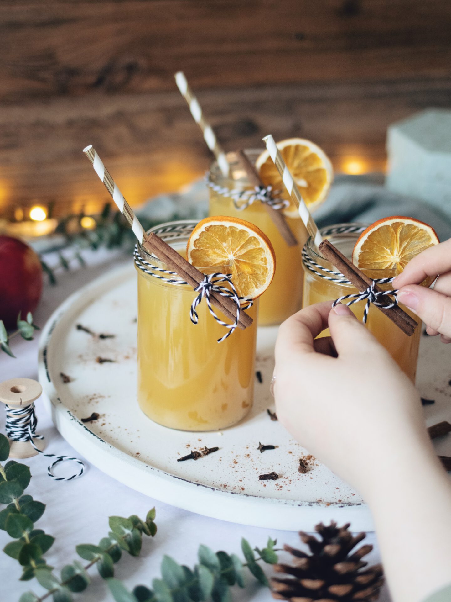 Warmer Apfelpunsch mit Orangensaft und Zimt