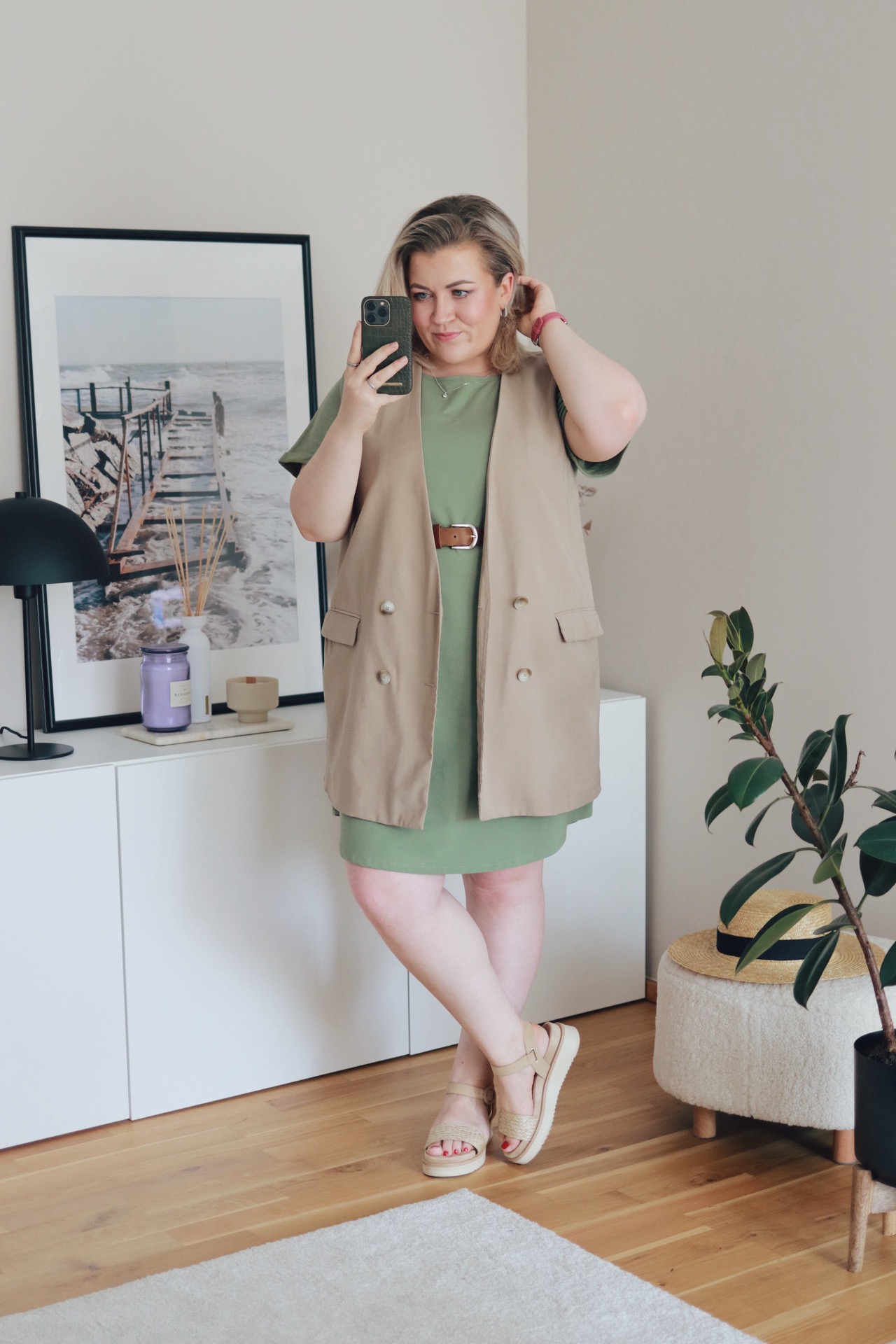 T-Shirt-Kleid im Sommer tragen: Bürotauglicher Look mit Leinenweste