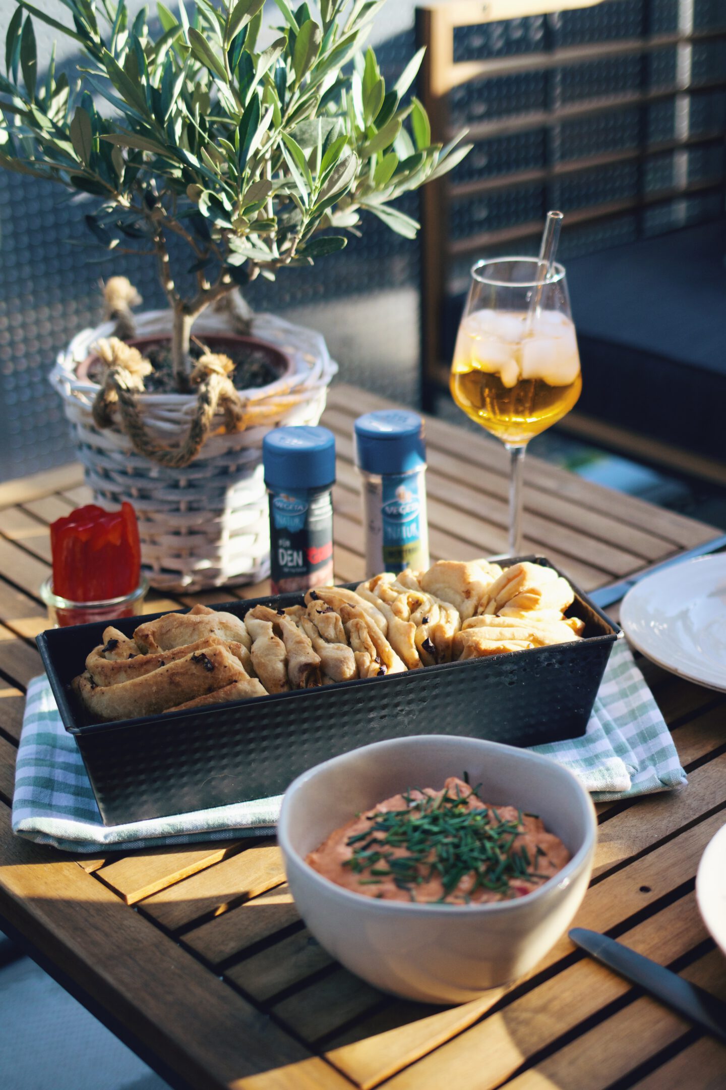 Rezept für einen perfekten Sommerabend: Faltenbrot mit mediterranem Frischkäse-Dip