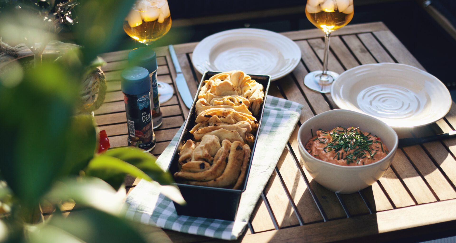 Rezept für einen perfekten Sommerabend: Faltenbrot mit mediterranem Frischkäse-Dip