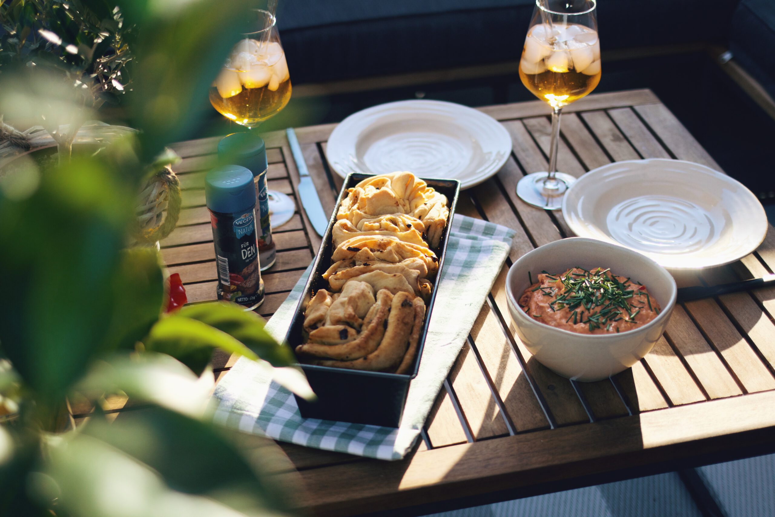 Rezept: Faltenbrot mit mediterranem Frischkäse-Dip