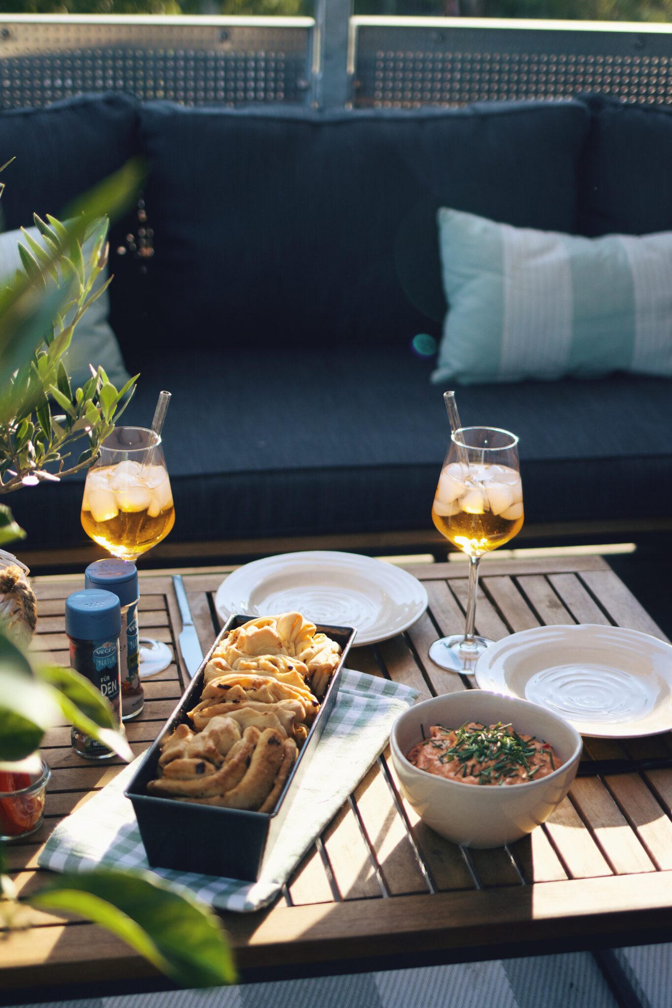 Rezept: Faltenbrot mit mediterranem Frischkäse-Dip