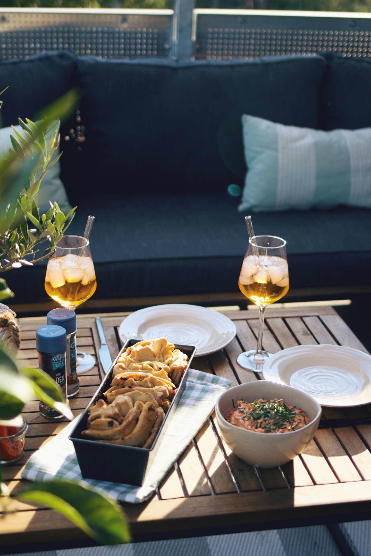 Rezept für einen perfekten Sommerabend: Faltenbrot mit mediterranem Frischkäse-Dip