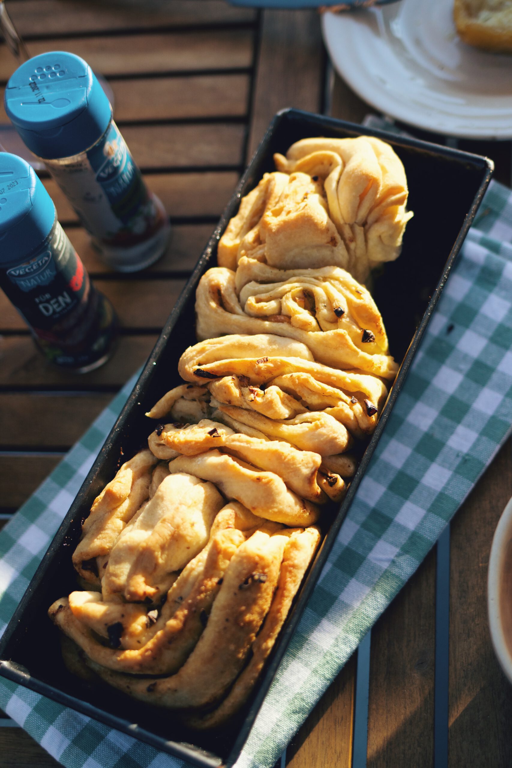 Rezept: Faltenbrot mit mediterranem Frischkäse-Dip