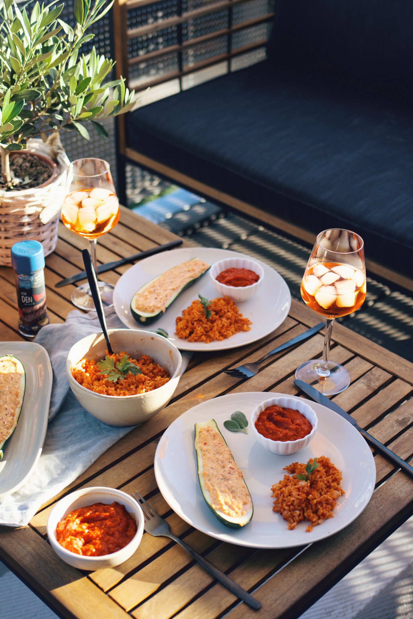 Sommerliches Grillrezept: Zucchini mit Ziegenfrischkäsefüllung und Ajvar-Reis