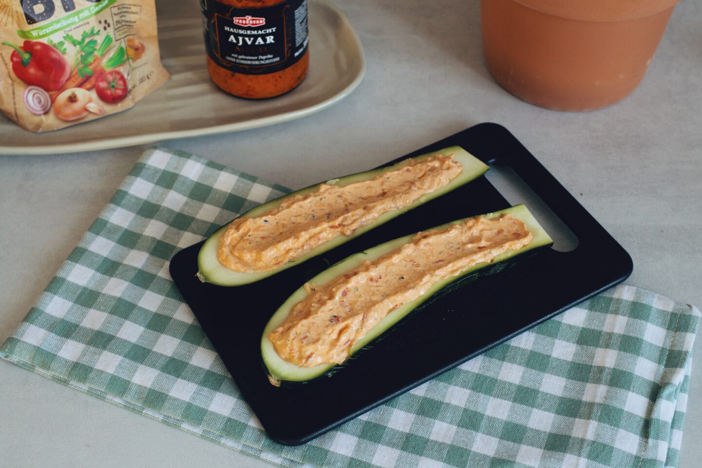 Sommerliches Grillrezept: Zucchini mit Ziegenfrischkäsefüllung und Ajvar-Reis