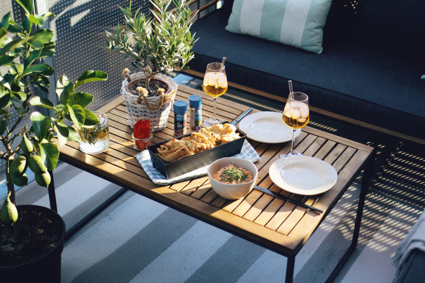 Rezept für einen perfekten Sommerabend: Faltenbrot mit mediterranem Frischkäse-Dip
