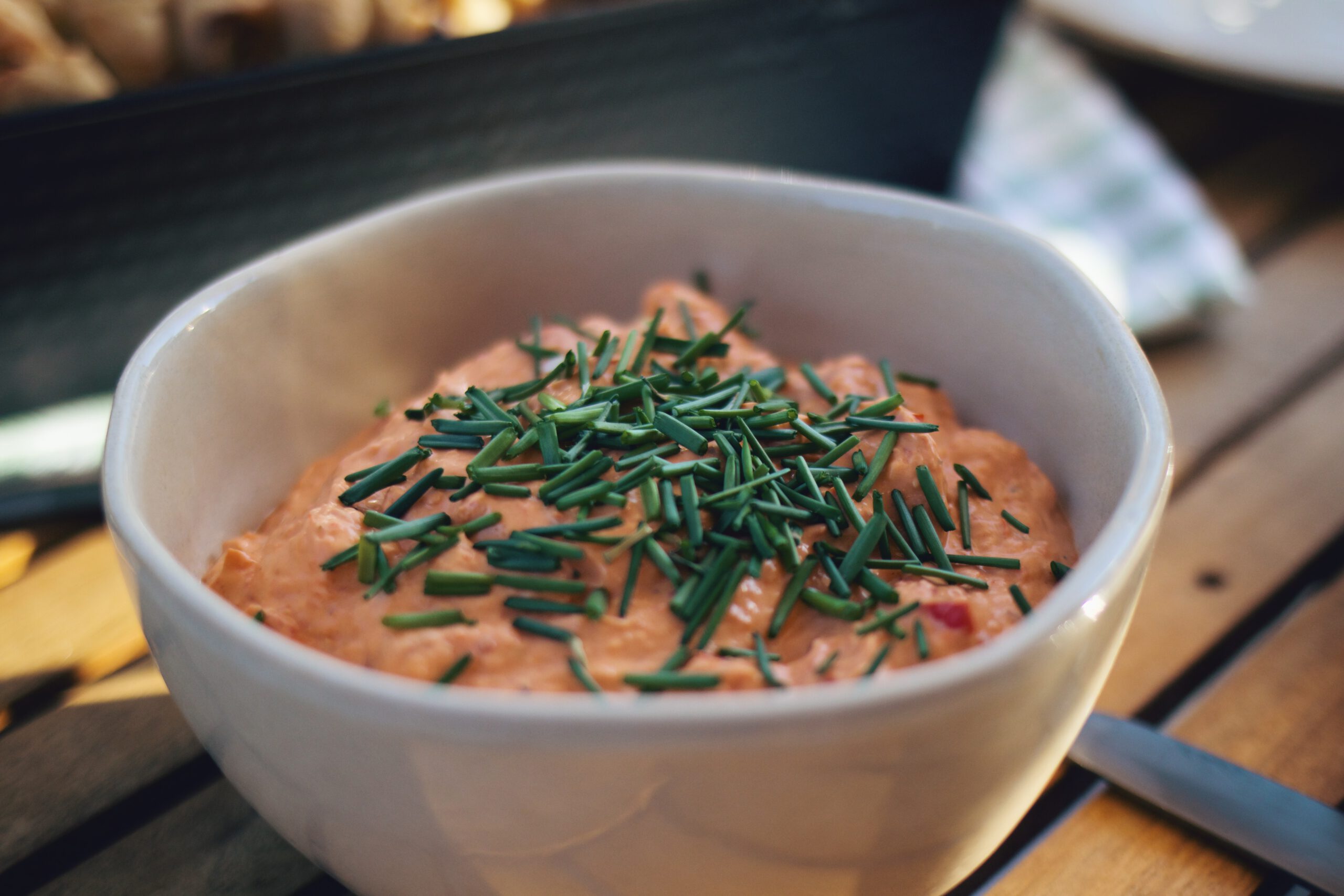 Rezept für einen perfekten Sommerabend: Faltenbrot mit mediterranem Frischkäse-Dip