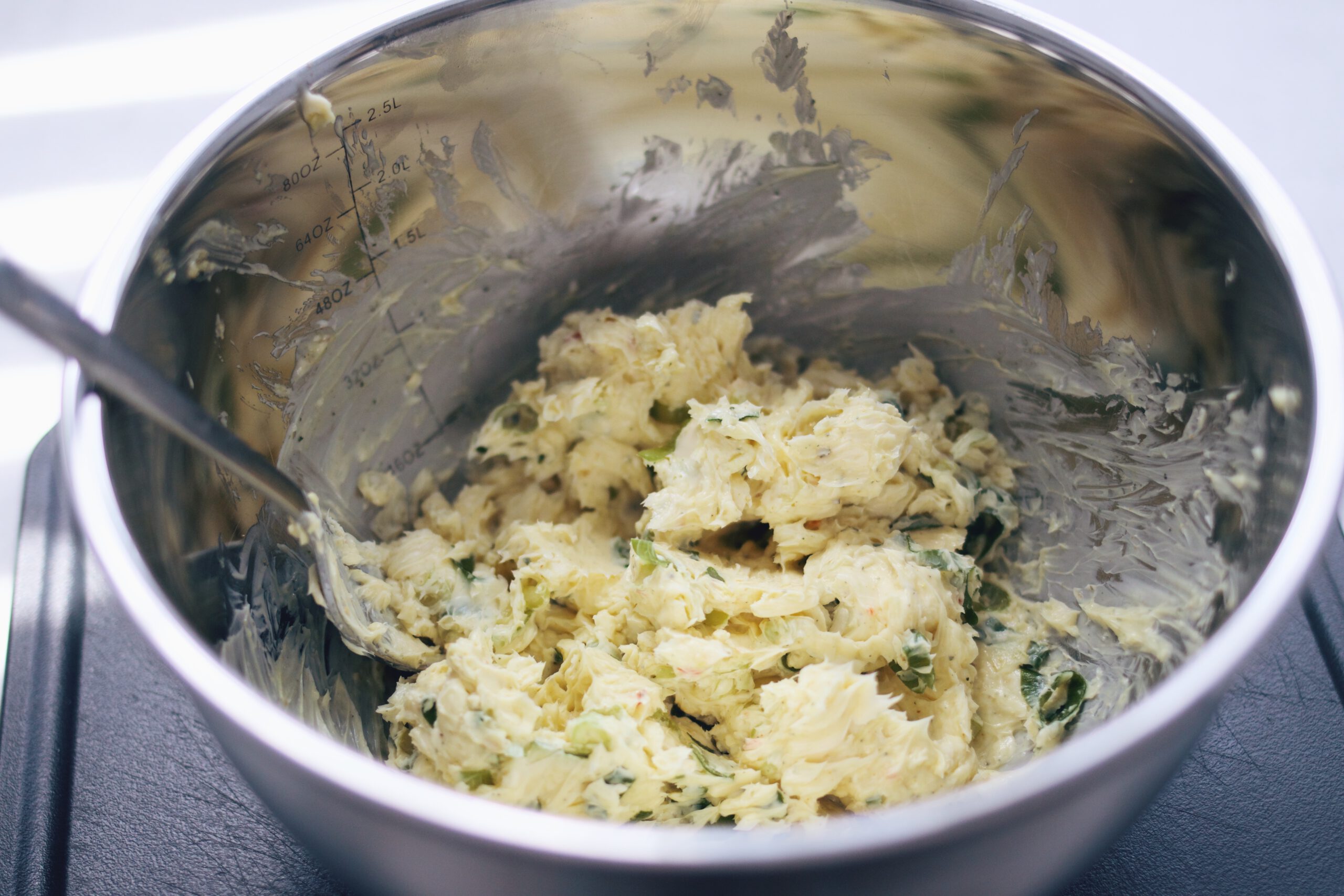 Rezept: Faltenbrot mit mediterranem Frischkäse-Dip