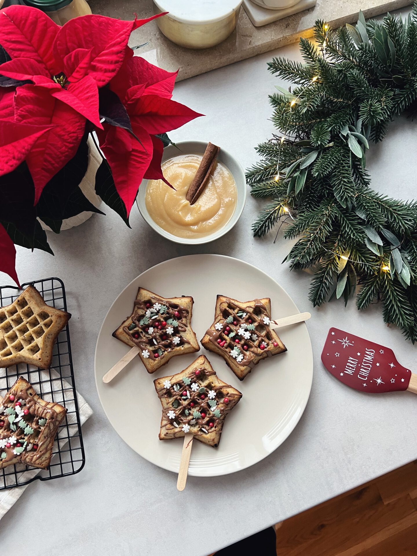 Weihnachtliche Nusswaffeln am Stiel