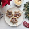 Weihnachtliche Nusswaffeln am Stiel