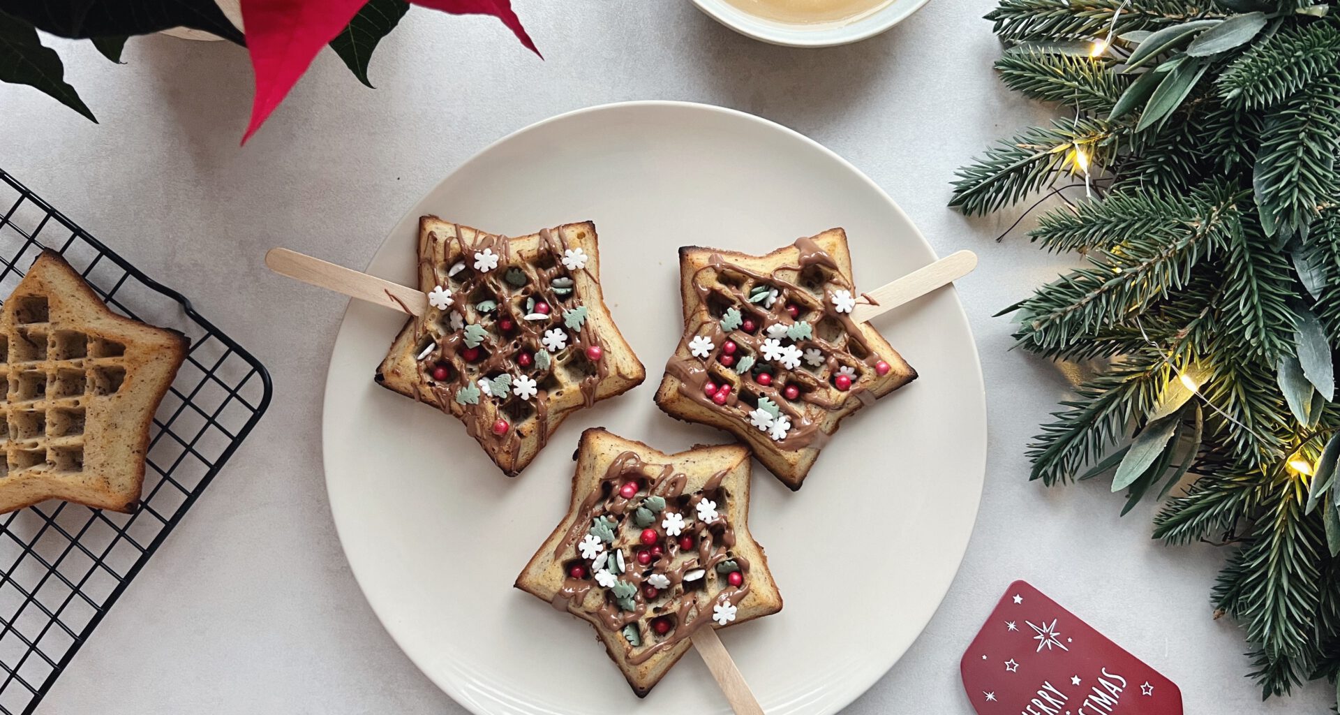 Weihnachtliche Nusswaffeln am Stiel