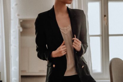 Mit den richtigen Essentials kannst du schicke Blazer mit schlichten Oberteilen kombinieren.